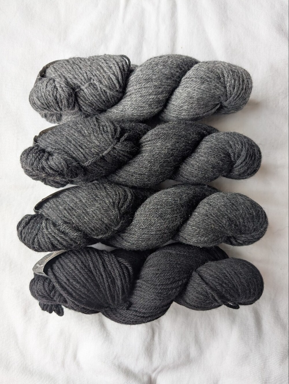 Cascade 220 Wool Yarn in Black & Grays - 4 Skeins with Labels - Picture 4 of 8